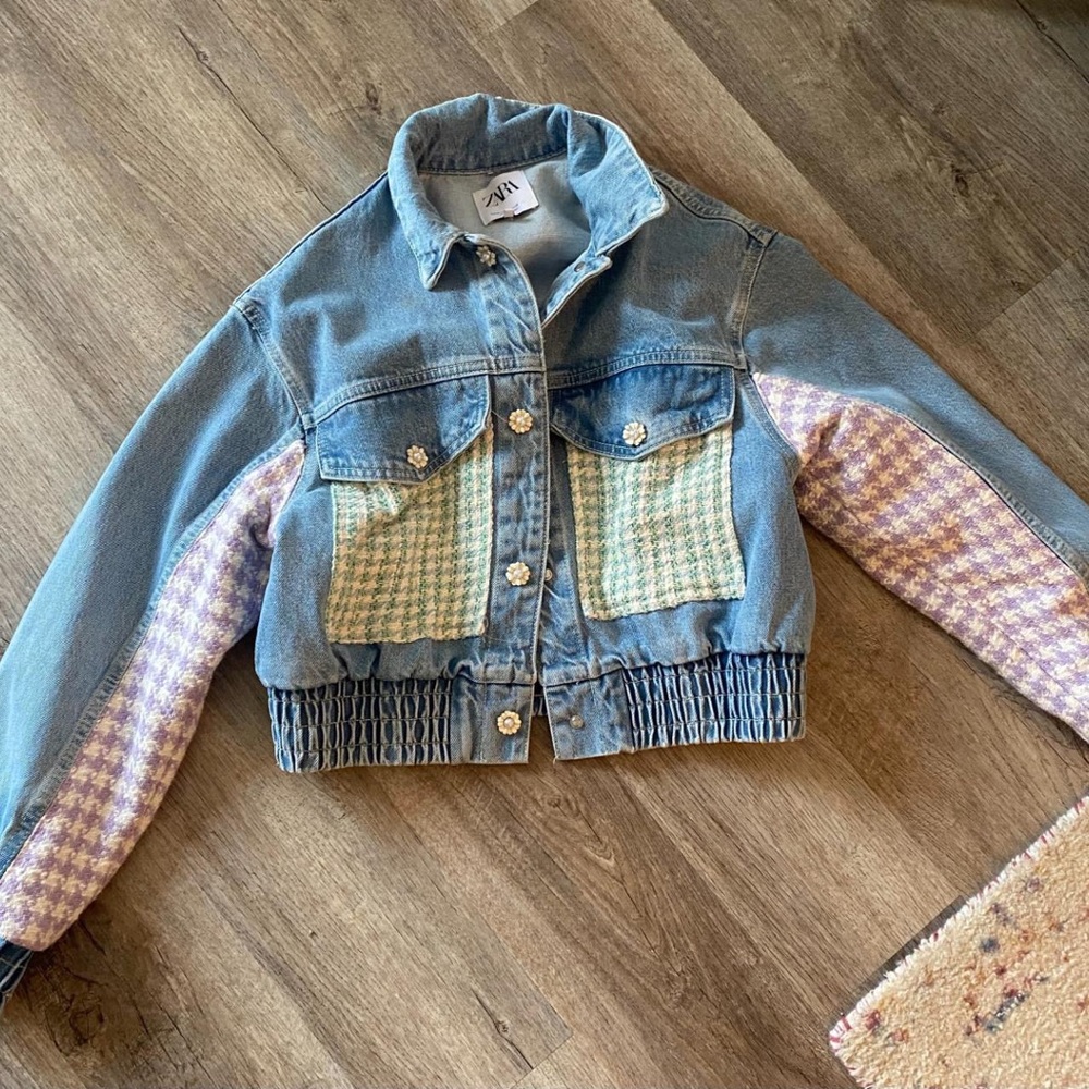 UNWORN 
Zara Embellished Patched Cropped Denim Jacket (runs small)
Size Medium